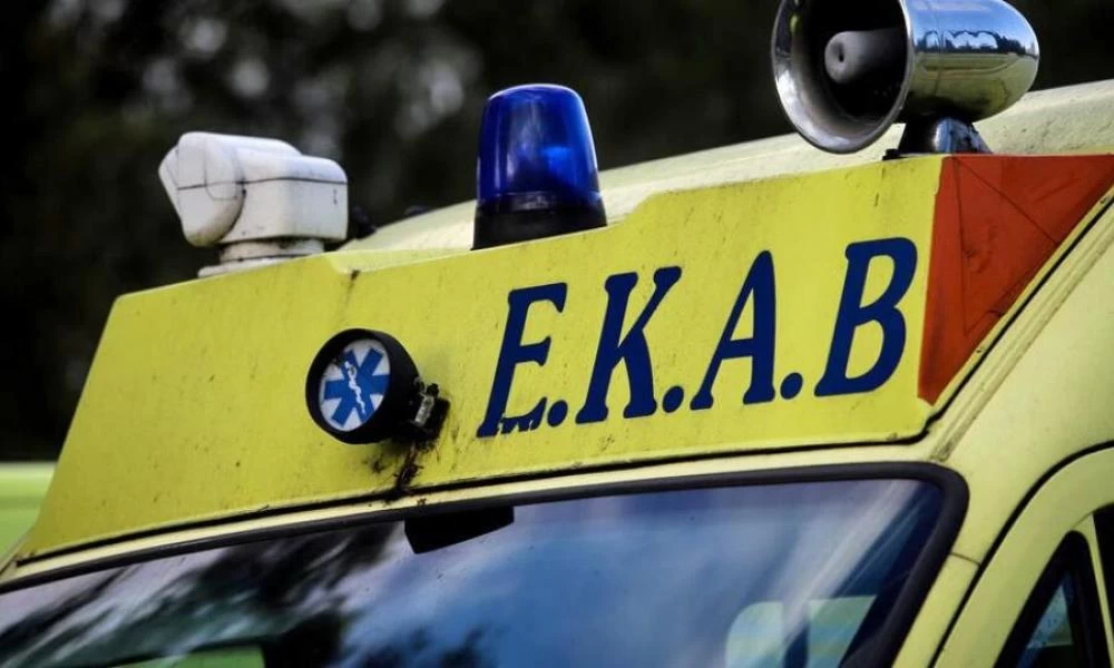 Θεσσαλονίκη: Τροχαίο με δύο ΙΧ - Το ένα έπεσε σε σπίτι και το άλλο σε λεωφορείο